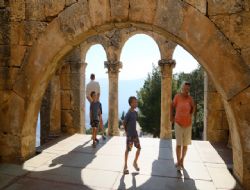UNESCO listesindeki Alahan Manast�r� zamana direniyor