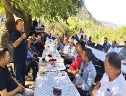 Ba�kan Orhan Mahalleleri gezerek halk�n sorunlar�n� dinleyip �are oluyor