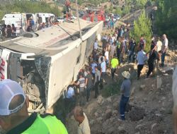 MUT' da asker taşıyan otobüs kaza yaptı