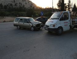 Otomobil kamyonete çarptı 4 yaralı