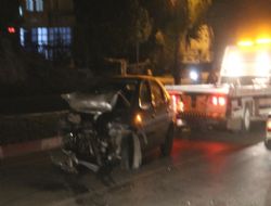 Virajı alamayan otomobil bariyerlere çarptı 3 yaralı