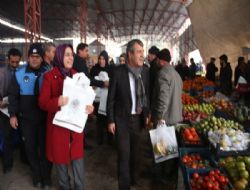 Başkan Yılmaz vatandaşa bez çanta dağıttı