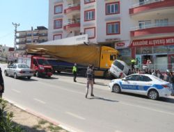 Duran araca Tır çarptı 1 yaralı