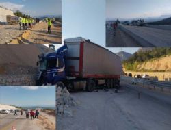 T�r rampaya �arpt� f�rlayan mermerler minib�s� par�alad� 1 �l� 3 yaral�