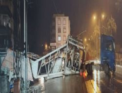 Dorsesi rampada askıda kalan tır yolu uzun süre ulaşıma kapattı