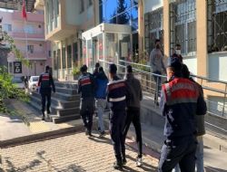 Korona testi yapmak için geldiklerini söyleyip, yaşlı kadının ziynet eşyalarını gasp ettiler