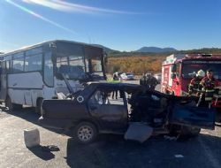 Mersin'de tarım işçilerini taşıyan midibüs otomobille çarpıştı 3 ölü 12 yaralı