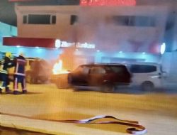 Park halindeki otomobil bir anda alev aldı