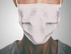 MASKE TAKMAYANLAR İLÇEDE KOL GEZİYOR